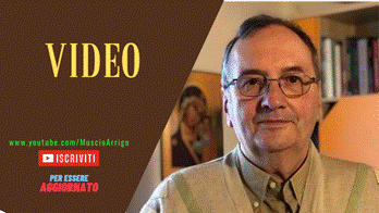 Immagine che contiene Viso umano, vestiti, testo, libro

Descrizione generata automaticamente